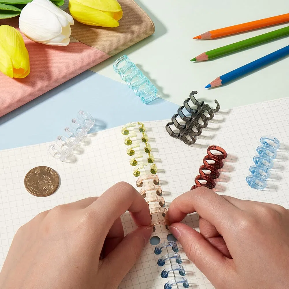 1 scatola 32 pezzi 8 colori 5 anelli In Plastica per Raccoglitori A Fogli Mobili, Anelli A Spirale per Rilegatura di Libri, Dorsi In Cristlega, Pettini, Morsetti con Cerniera Divisi per Diari
